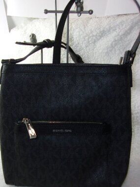 E-151 MICHAEL KORS MORGAN MEDIUM SHOULDER BAG